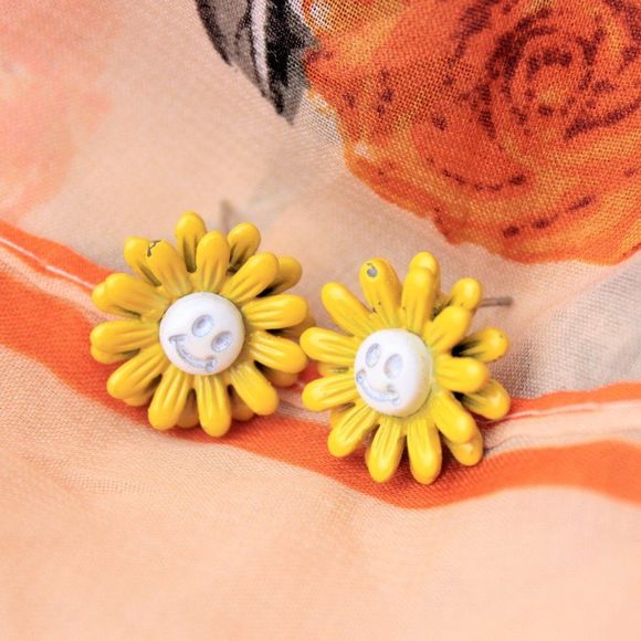 🌺Daisy sweet cute Sunflower smile face stud earring - Picture 5 of 11